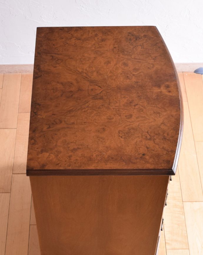 アンティークのチェスト アンティーク家具 英国輸入のアンティーク家具、4段タイプのウォルナット材チェスト。天板も木目がキレイです。(k-1655-f)