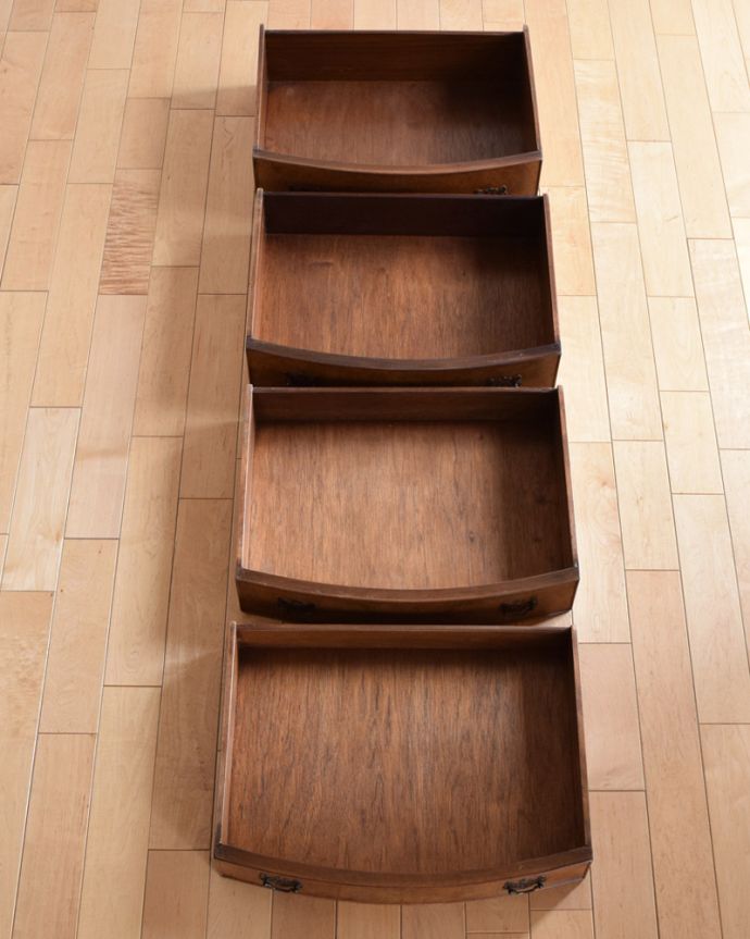 アンティークのチェスト アンティーク家具 英国輸入のアンティーク家具、4段タイプのウォルナット材チェスト。引き出しは手前が1段目です。(k-1655-f)