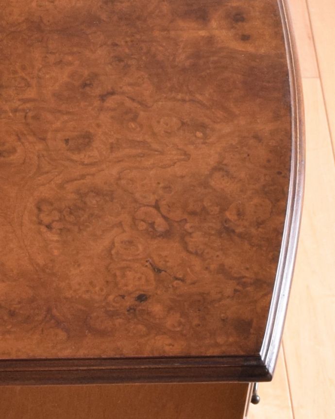 アンティークのチェスト アンティーク家具 英国輸入のアンティーク家具、4段タイプのウォルナット材チェスト。さり気なく入った装飾。(k-1655-f)