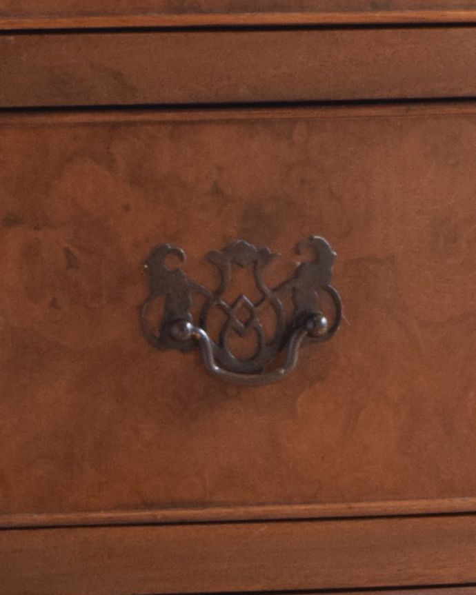 アンティークのチェスト アンティーク家具 英国輸入のアンティーク家具、4段タイプのウォルナット材チェスト。ハンドル形のオシャレな取っ手です。(k-1655-f)