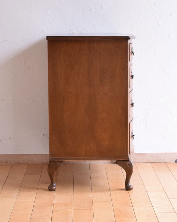 アンティークのチェスト アンティーク家具 英国輸入のアンティーク家具、4段タイプのウォルナット材チェスト。サイドから見ても絵になります。(k-1655-f)