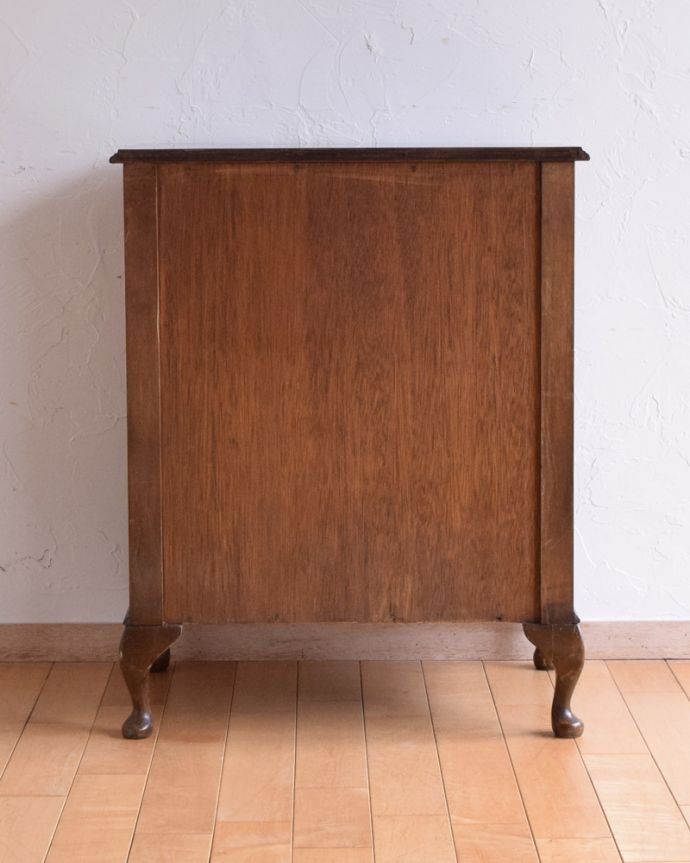 アンティークのチェスト アンティーク家具 英国輸入のアンティーク家具、4段タイプのウォルナット材チェスト。アンティークは新品ではないので、もちろん経年変化によるキズはありますが、専門の職人が目立たないようキレイにお直しをしているので、後姿までキレイです。(k-1655-f)