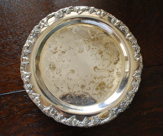 英国の銀食器、アンティークシルバーの脚付きのトレイ（プレート）(k