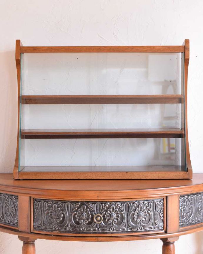 ウォールキャビネット　アンティーク家具　イギリス輸入の家具、ガラス扉の付いた小さなアンティークキャビネット（コレクションキャビネット）。デスクやカウンターの上で使える大きさです。(k-1656-f)