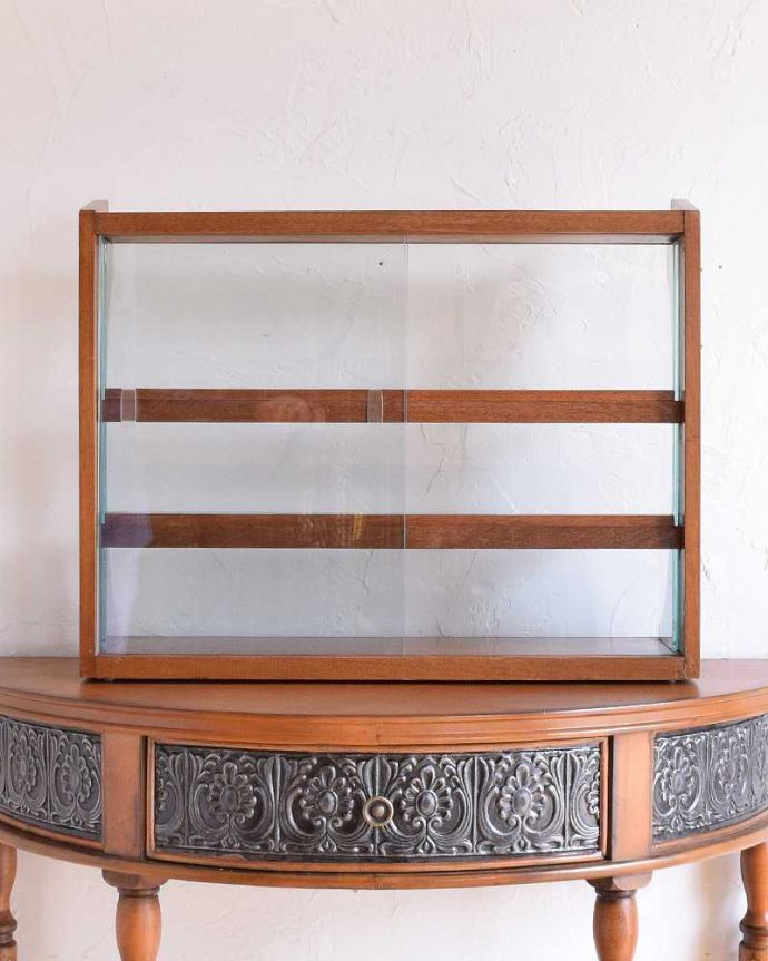 ウォールキャビネット　アンティーク家具　イギリス輸入の家具、ガラス扉の付いた小さなアンティークキャビネット（コレクションキャビネット）。裏側にガラスの引き戸が付いています。(k-1656-f)