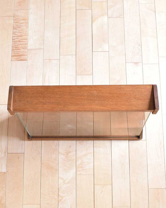 ウォールキャビネット　アンティーク家具　イギリス輸入の家具、ガラス扉の付いた小さなアンティークキャビネット（コレクションキャビネット）。天板はピカピカです。(k-1656-f)