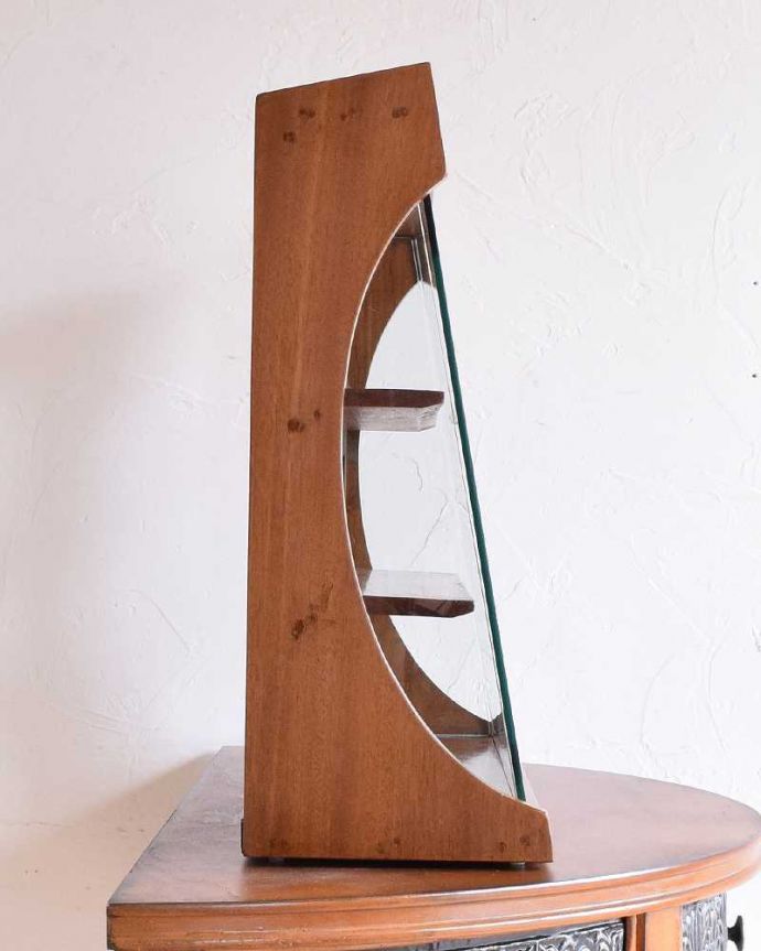 ウォールキャビネット　アンティーク家具　イギリス輸入の家具、ガラス扉の付いた小さなアンティークキャビネット（コレクションキャビネット）。サイドから見た時のガラスのシルエットも素敵です。(k-1656-f)