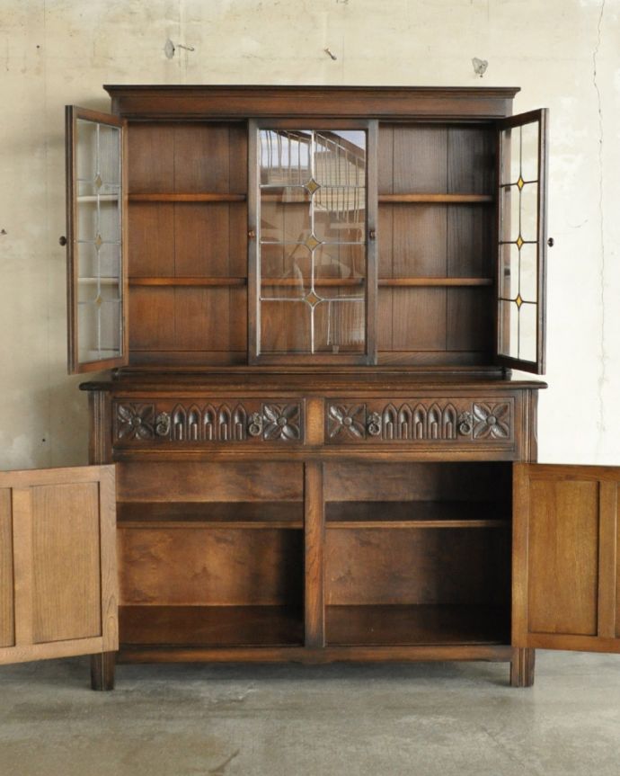 アンティークのキャビネット　アンティーク家具　ステンドグラス入りのアンティーク英国家具、お花の彫りが美しいカップボード。ＤＶＤや本、漫画などをまとめて片付けられます。(k-1657-f)