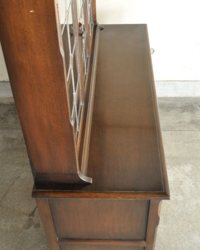 アンティークのキャビネット　アンティーク家具　ステンドグラス入りのアンティーク英国家具、お花の彫りが美しいカップボード。天板はピカピカです。(k-1657-f)