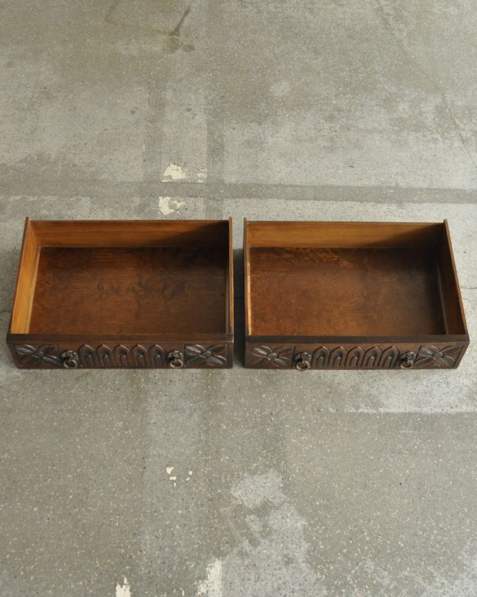 アンティークのキャビネット　アンティーク家具　ステンドグラス入りのアンティーク英国家具、お花の彫りが美しいカップボード。引き出しは２杯。(k-1657-f)