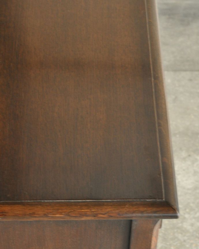 アンティークのキャビネット　アンティーク家具　ステンドグラス入りのアンティーク英国家具、お花の彫りが美しいカップボード。美しい木目です。(k-1657-f)