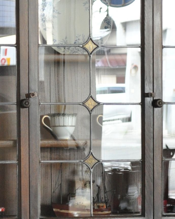 アンティークのキャビネット　アンティーク家具　ステンドグラス入りのアンティーク英国家具、お花の彫りが美しいカップボード。キラキラと表情を変えるガラスです。(k-1657-f)