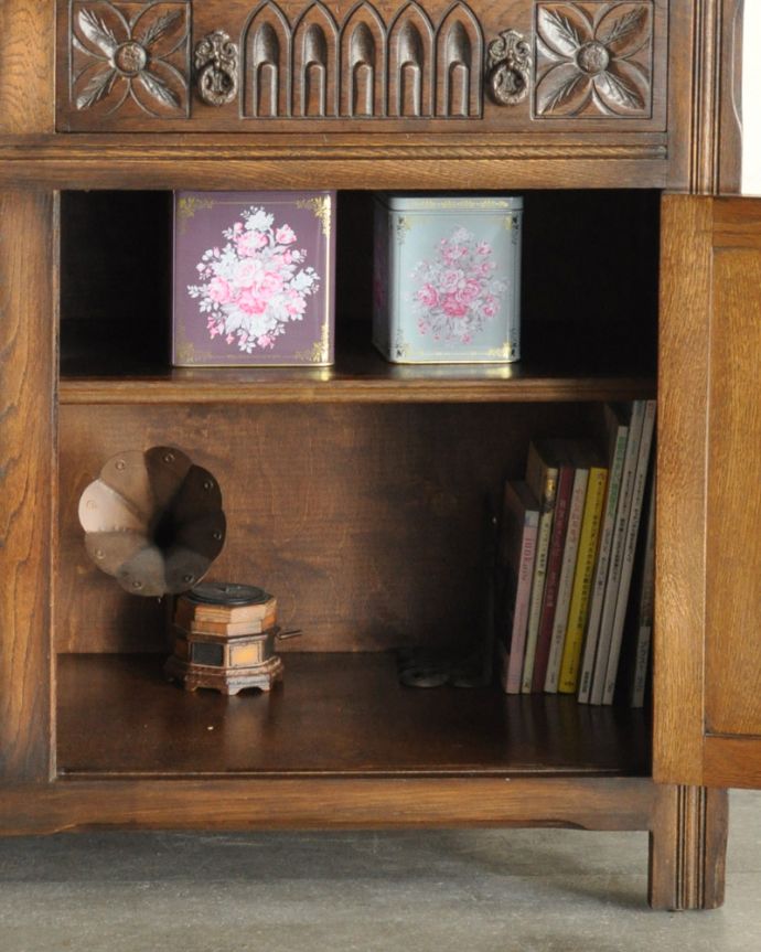 アンティークのキャビネット　アンティーク家具　ステンドグラス入りのアンティーク英国家具、お花の彫りが美しいカップボード。内側の木目まで美しいキャビネット。(k-1657-f)