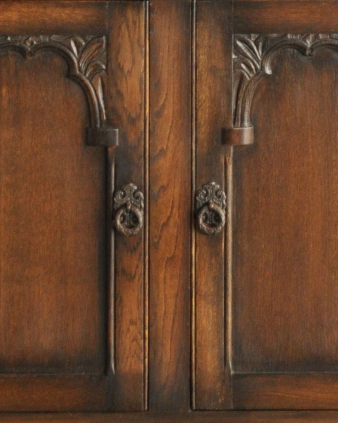 アンティークのキャビネット　アンティーク家具　ステンドグラス入りのアンティーク英国家具、お花の彫りが美しいカップボード。下の扉の取っ手もリング形です。(k-1657-f)