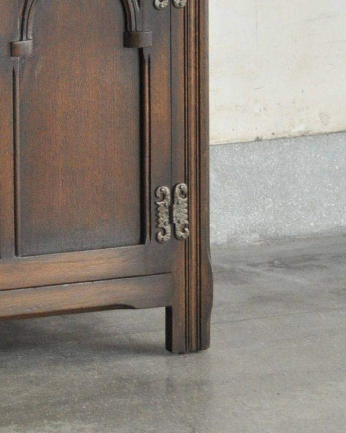 アンティークのキャビネット　アンティーク家具　ステンドグラス入りのアンティーク英国家具、お花の彫りが美しいカップボード。きちんと支えます。(k-1657-f)