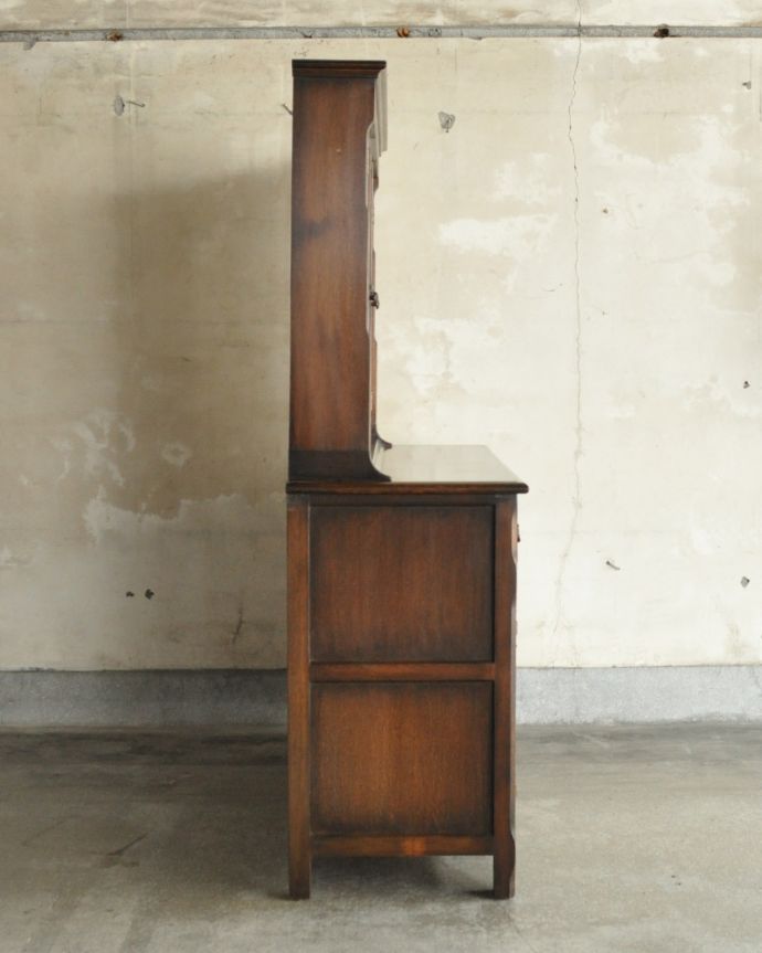 アンティークのキャビネット　アンティーク家具　ステンドグラス入りのアンティーク英国家具、お花の彫りが美しいカップボード。横から見てもピカピカです。(k-1657-f)