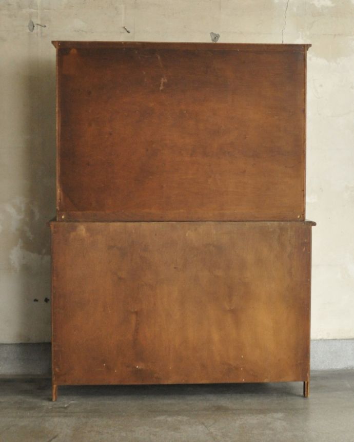 アンティークのキャビネット　アンティーク家具　ステンドグラス入りのアンティーク英国家具、お花の彫りが美しいカップボード。アンティークは新品ではないので、もちろん経年変化によるキズはありますが、専門の職人が目立たないようキレイにお直しをしているので、後姿までキレイです。(k-1657-f)