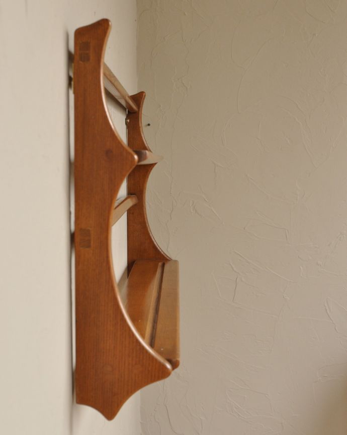 アーコールの家具　アンティーク家具　アーコール社のヴィンテージのウォールシェルフ（プレートラック）。サイドにある穴をネジで固定して壁付けしてください。(k-1658-f)