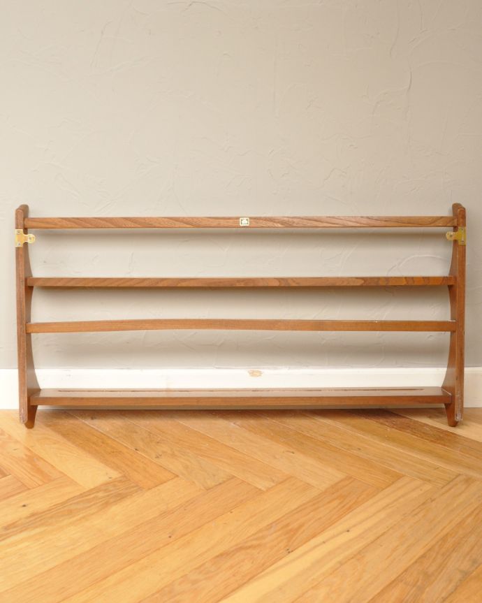 アーコールの家具　アンティーク家具　アーコール社のヴィンテージのウォールシェルフ（プレートラック）。アンティークは新品ではないので、もちろん経年変化によるキズはありますが、専門の職人が目立たないようキレイにお直しをしているので、後姿までキレイです。(k-1658-f)