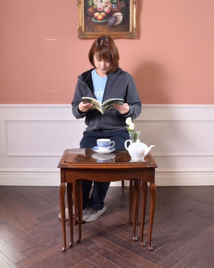 ロイドテーブル アンティーク家具 ウォルナット材の英国アンティーク家具、ガラス天板のネストテーブル。キレイに見えるように計算されて作られています。(k-1659-f)