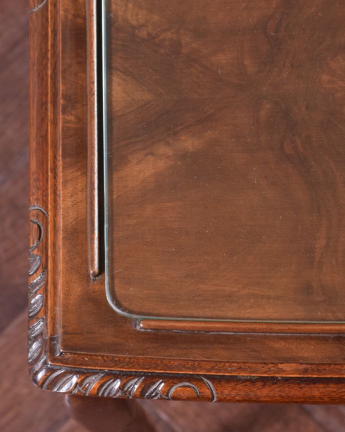 ロイドテーブル アンティーク家具 ウォルナット材の英国アンティーク家具、ガラス天板のネストテーブル。ガラスが入っているので、水拭きでお掃除しやすいです。(k-1659-f)