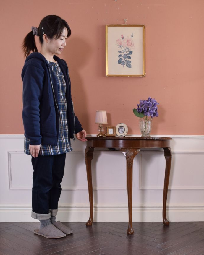 ロイドテーブル　アンティーク家具　英国のアンティーク家具、装飾の美しいコンソールテーブル（ウォルナット材）。そっと壁に付けて置くだけで、オシャレな雰囲気に。(k-1662-f)