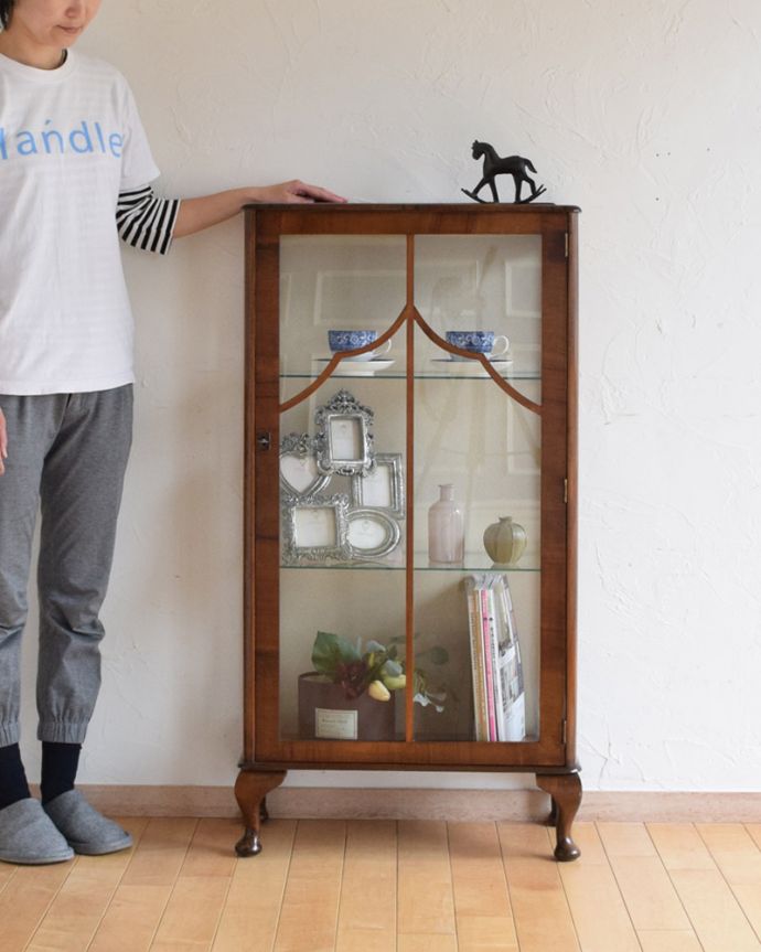 アンティークのキャビネット　アンティーク家具　高級感のあるイギリス家具、上品なアンティークのガラスキャビネット。本棚としてはもちろん、グラスや食器を並べて飾り棚としても素敵ですよ。(k-1663-f)
