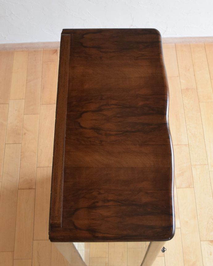 アンティークのキャビネット　アンティーク家具　高級感のあるイギリス家具、上品なアンティークのガラスキャビネット。天板もキレイにお直ししました。(k-1663-f)