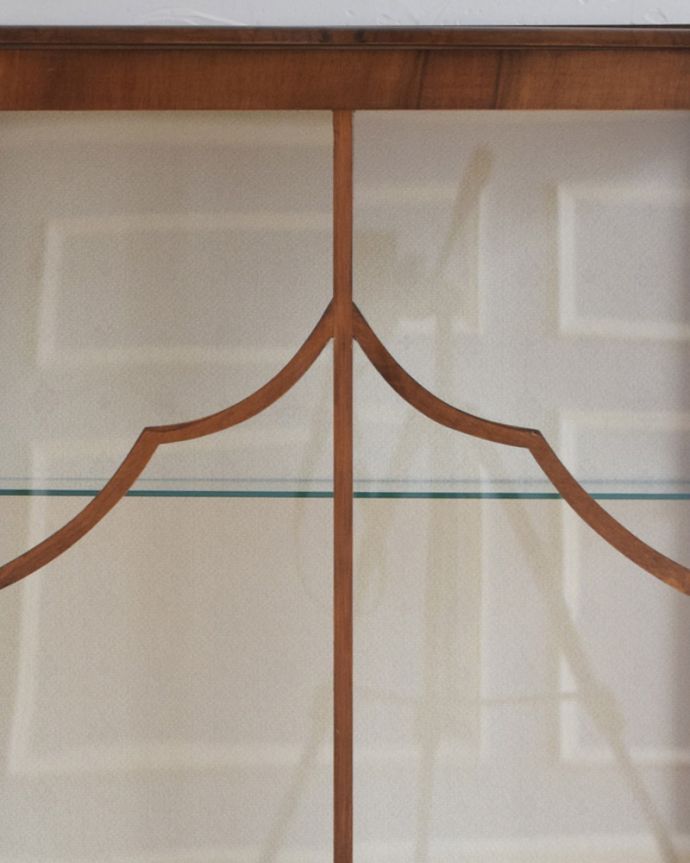 アンティークのキャビネット　アンティーク家具　高級感のあるイギリス家具、上品なアンティークのガラスキャビネット。細い木製の可愛いカッティングの装飾が付いています。(k-1663-f)