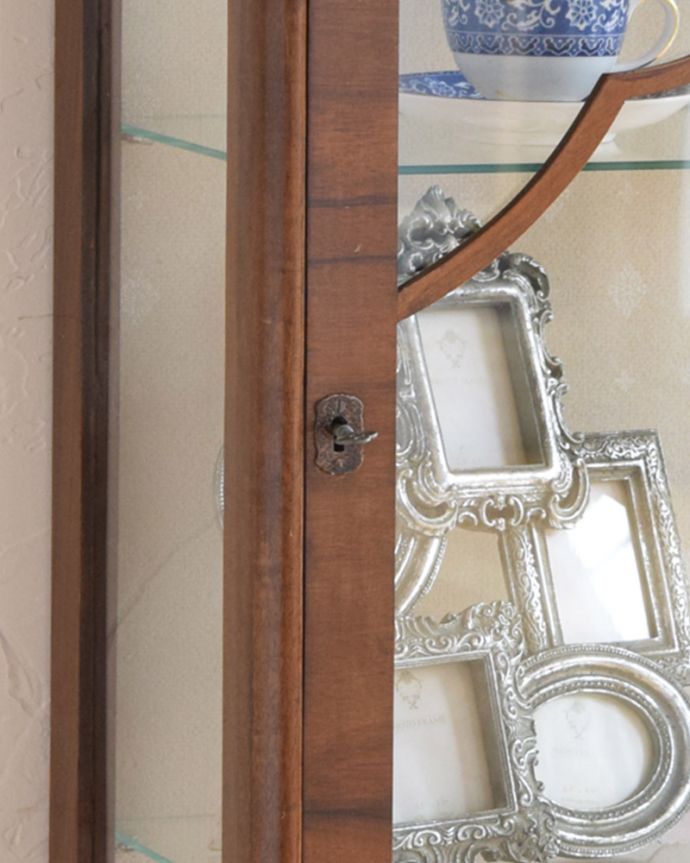 アンティークのキャビネット　アンティーク家具　高級感のあるイギリス家具、上品なアンティークのガラスキャビネット。鍵を引っ掛けて取っ手のようにして開閉してください。(k-1663-f)