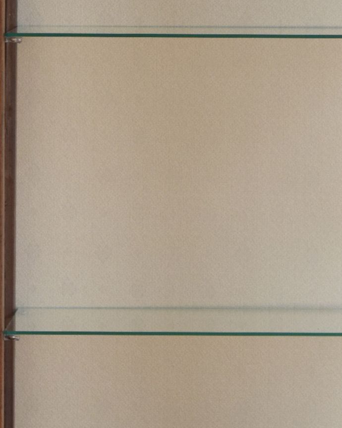 アンティークのキャビネット　アンティーク家具　高級感のあるイギリス家具、上品なアンティークのガラスキャビネット。柄物の食器やお気に入りのアイテムが引き立つようなシンプルな生地に新しく張り替えました。(k-1663-f)