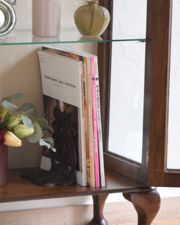 アンティークのキャビネット　アンティーク家具　高級感のあるイギリス家具、上品なアンティークのガラスキャビネット。雑誌やA4サイズのファイルも収納できます。(k-1663-f)