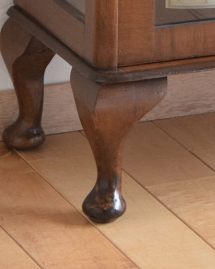 アンティークのキャビネット　アンティーク家具　高級感のあるイギリス家具、上品なアンティークのガラスキャビネット。きちんと支えます。(k-1663-f)