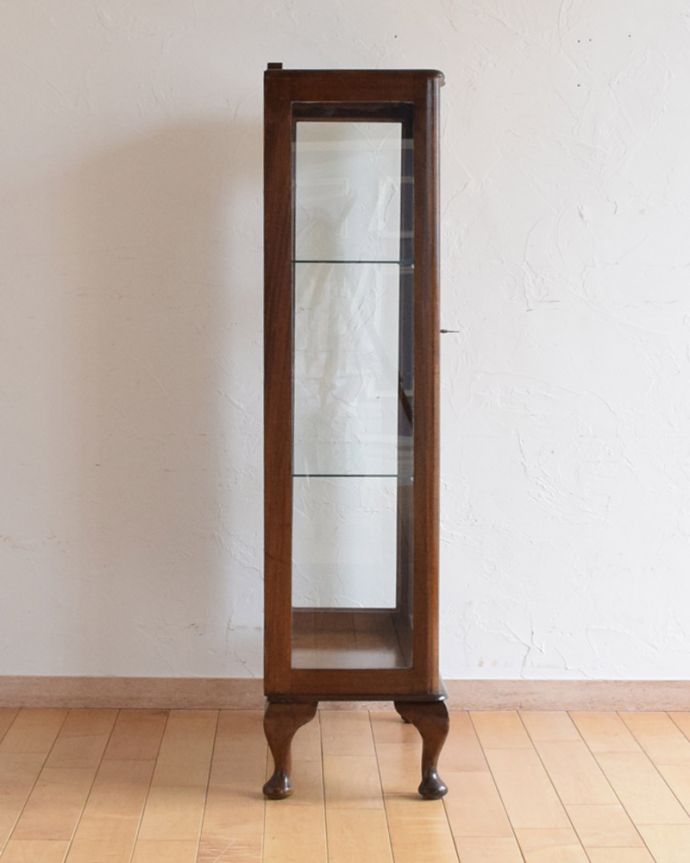 アンティークのキャビネット　アンティーク家具　高級感のあるイギリス家具、上品なアンティークのガラスキャビネット。サイドもガラスなので、どこから見ても美しいです！しっかり作られているので、安心してお使いいただけます。(k-1663-f)
