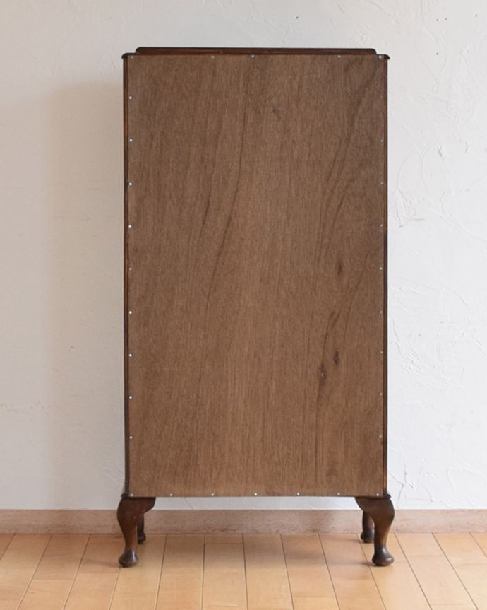 アンティークのキャビネット　アンティーク家具　高級感のあるイギリス家具、上品なアンティークのガラスキャビネット。アンティークは新品ではないので、もちろん経年変化によるキズはありますが、専門の職人が目立たないようキレイにお直しをしているので、後姿までキレイです。(k-1663-f)