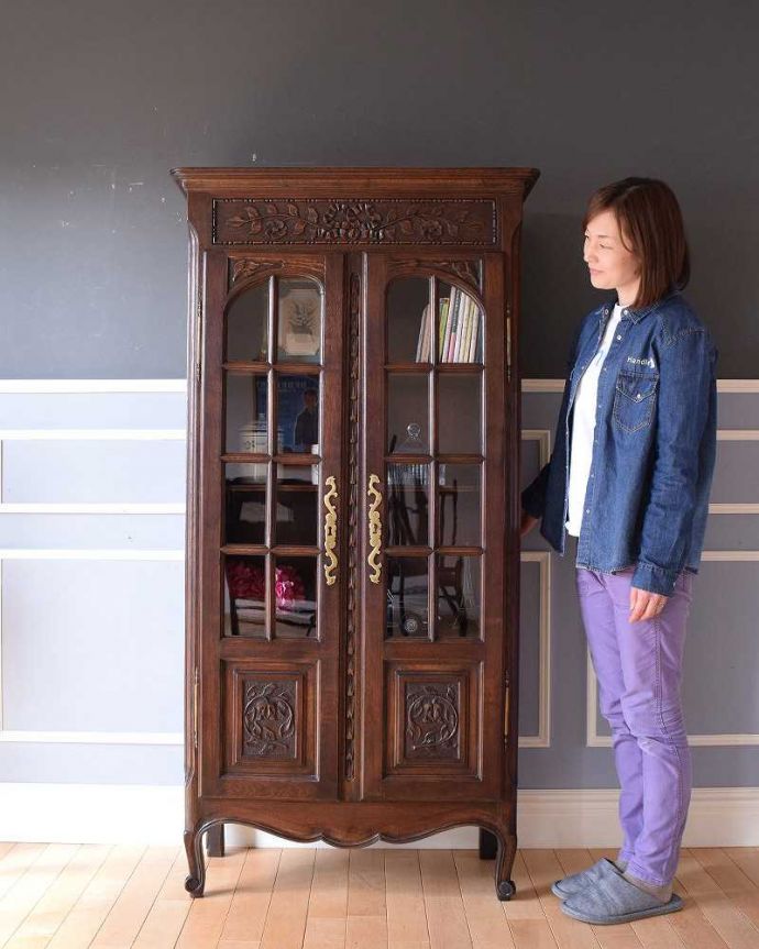 オーク材 アンティーク家具 美しいお花の彫刻が刻まれたフランス輸入のアンティーク ブックケース。見せる収納と隠す収納が同時に楽しめるブックケース。(k-1665-f)