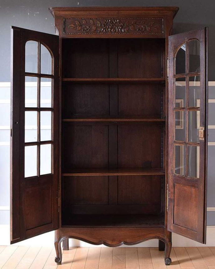 オーク材 アンティーク家具 美しいお花の彫刻が刻まれたフランス輸入のアンティーク ブックケース。食器や写真立て、本やDVDなどなど、たくさん飾ればディスプレイの幅が広がります!ガラスが大きいので、中に飾ったものがいい感じに見えてオシャレになります。(k-1665-f)