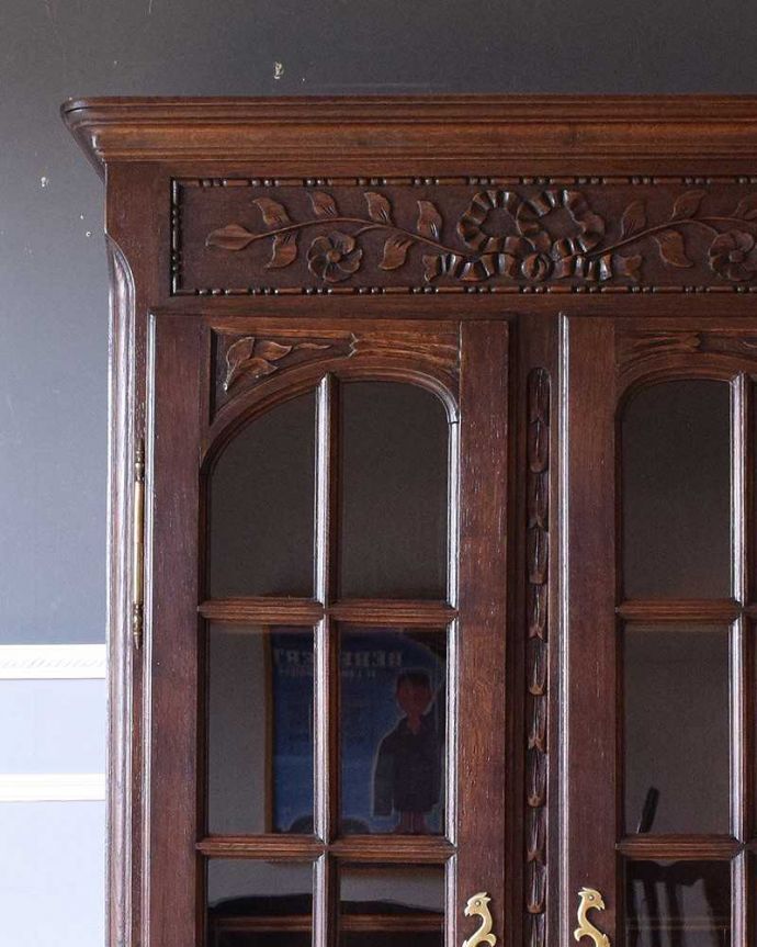 オーク材 アンティーク家具 美しいお花の彫刻が刻まれたフランス輸入のアンティーク ブックケース。優雅な模様を施したガラス扉です。(k-1665-f)
