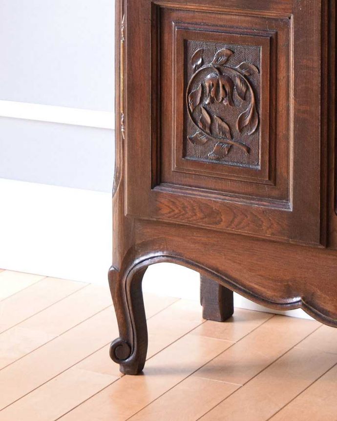 オーク材 アンティーク家具 美しいお花の彫刻が刻まれたフランス輸入のアンティーク ブックケース。キュートな猫脚がキャビネットをしっかり支えてくれます。(k-1665-f)