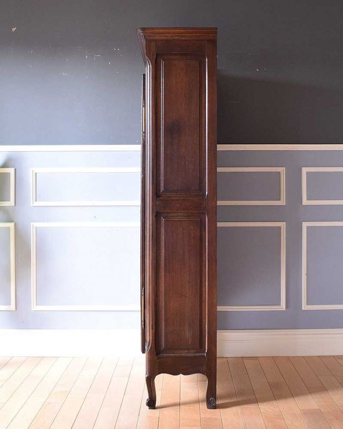 オーク材 アンティーク家具 美しいお花の彫刻が刻まれたフランス輸入のアンティーク ブックケース。サイドもガラスなので、どこから見ても美しいです!しっかり作られているので、安心してお使いいただけます。(k-1665-f)