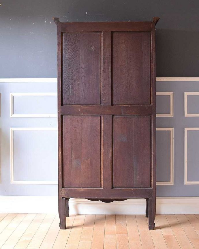 オーク材 アンティーク家具 美しいお花の彫刻が刻まれたフランス輸入のアンティーク ブックケース。アンティークは新品ではないので、もちろん経年変化によるキズはありますが、専門の職人が目立たないようキレイにお直しをしているので、後姿までキレイです。(k-1665-f)