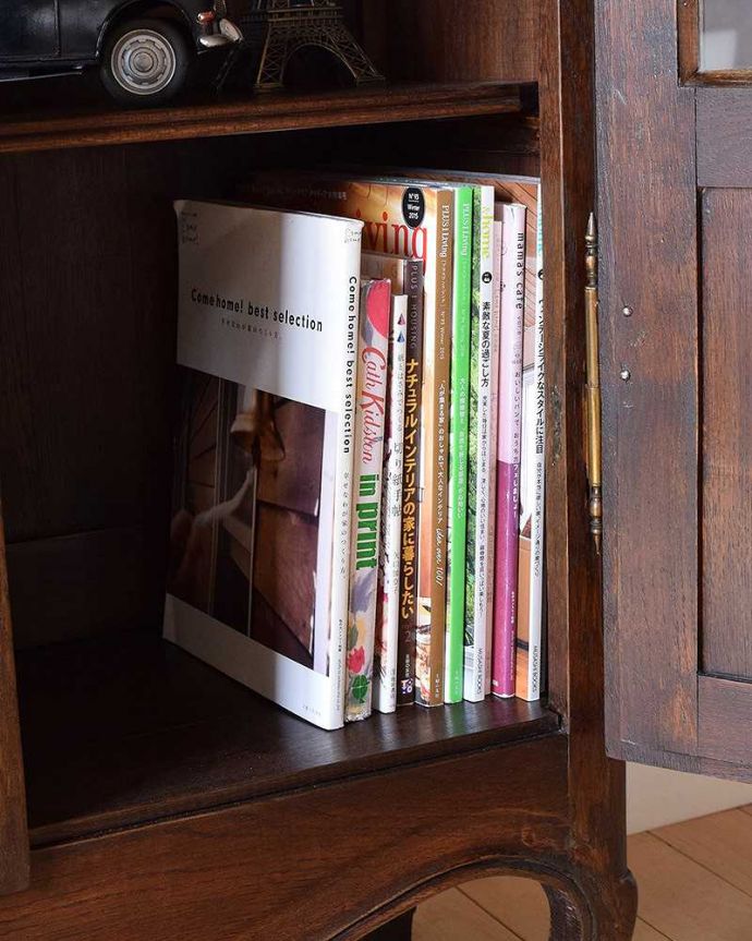 オーク材 アンティーク家具 美しいお花の彫刻が刻まれたフランス輸入のアンティーク ブックケース。雑誌やA4ファイルもこのようにスッキリお片づけできます。(k-1665-f)