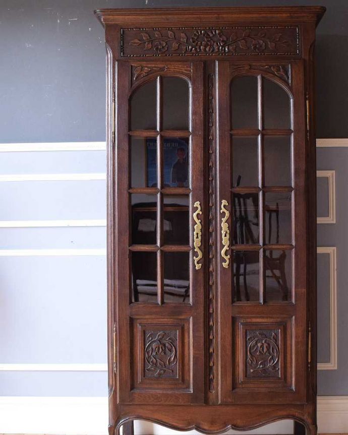 オーク材 アンティーク家具 美しいお花の彫刻が刻まれたフランス輸入のアンティーク ブックケース。内側も茶色なので落ち着きがあってかっこいいです。(k-1665-f)