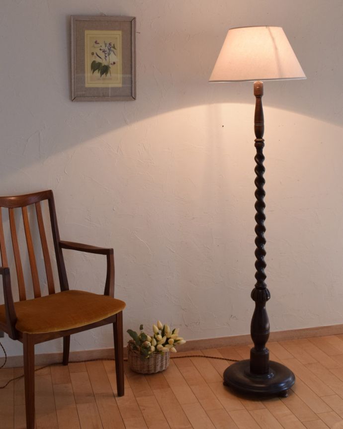 ツイストデザイン　照明・ライティング　ツイストが美しいアンティークの間接照明、木製スタンドのフロアランプ（Ｂ22シャンデリア球付）。背の高いフロアランプ。(k-1666-f)