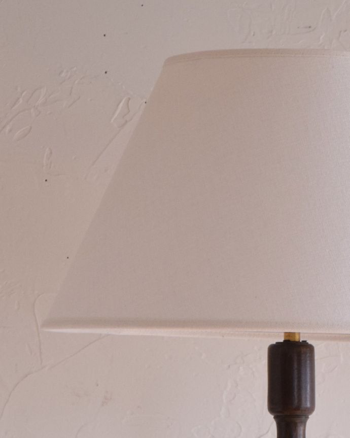 ツイストデザイン　照明・ライティング　ツイストが美しいアンティークの間接照明、木製スタンドのフロアランプ（Ｂ22シャンデリア球付）。シンプルなホワイトのシェードを選びました。(k-1666-f)