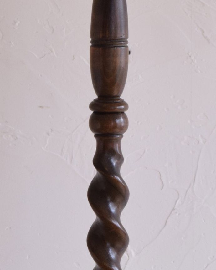 ツイストデザイン　照明・ライティング　ツイストが美しいアンティークの間接照明、木製スタンドのフロアランプ（Ｂ22シャンデリア球付）。アンティークの木製スタンドです。(k-1666-f)