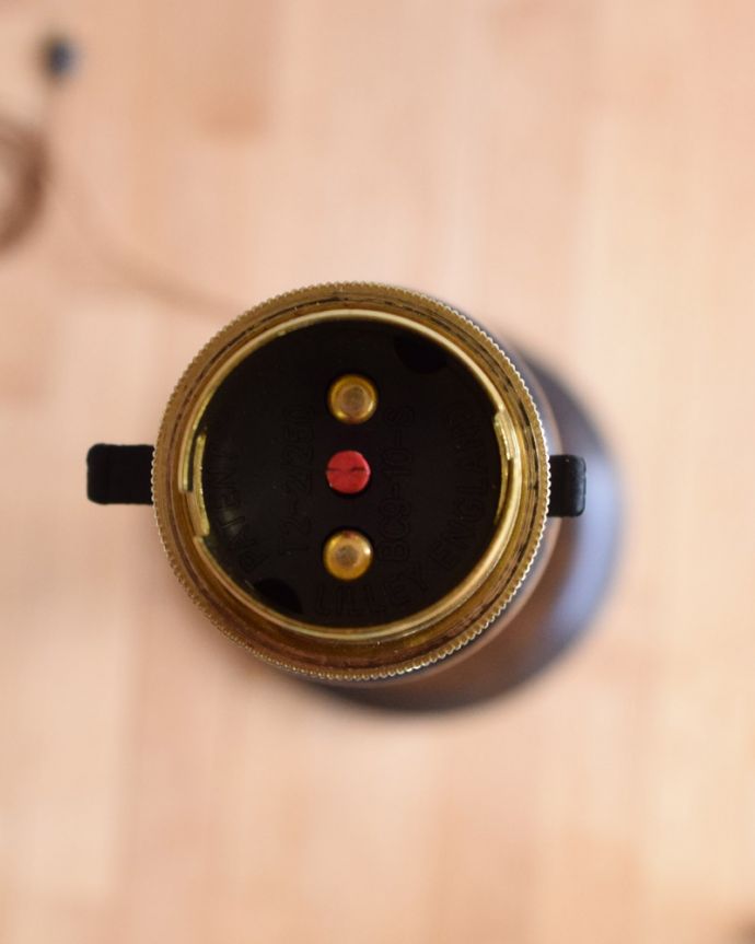 ツイストデザイン　照明・ライティング　ツイストが美しいアンティークの間接照明、木製スタンドのフロアランプ（Ｂ22シャンデリア球付）。全てオーバーホールしてありますので、安心してお使いください。(k-1666-f)