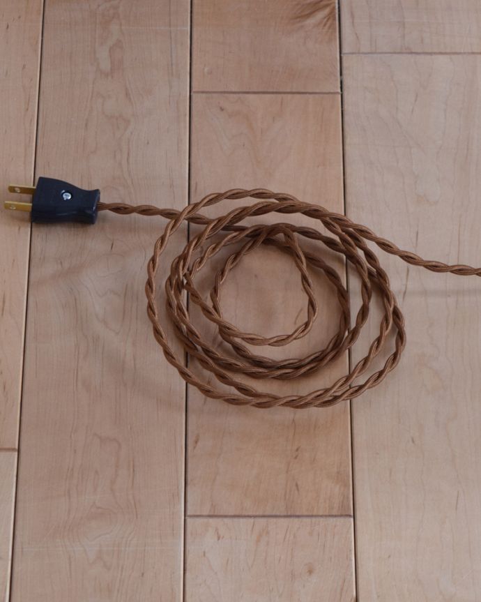 ツイストデザイン　照明・ライティング　ツイストが美しいアンティークの間接照明、木製スタンドのフロアランプ（Ｂ22シャンデリア球付）。コードもインテリアの雰囲気を壊さないブラウンです。(k-1666-f)