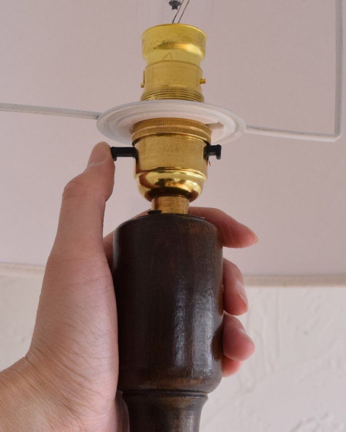 ツイストデザイン　照明・ライティング　ツイストが美しいアンティークの間接照明、木製スタンドのフロアランプ（Ｂ22シャンデリア球付）。スイッチはソケットの下にあります。(k-1666-f)