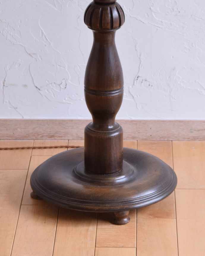 ツイストデザイン　照明・ライティング　ツイストが美しいアンティークの間接照明、木製スタンドのフロアランプ（Ｂ22シャンデリア球付）。スタンドは、木製です。(k-1666-f)